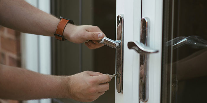 commercial lock service in Cedar Manor