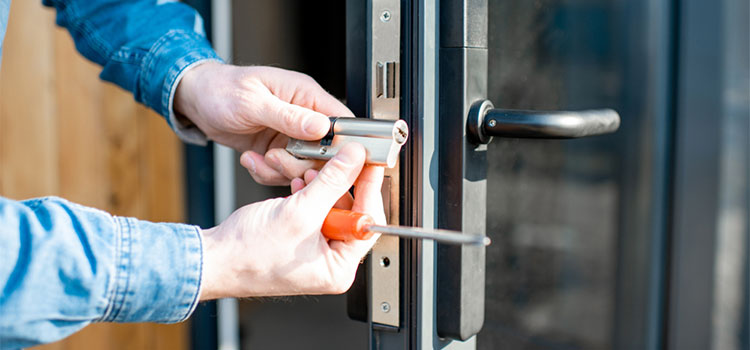 locksmith for commercial lock service in Bushwick, NY